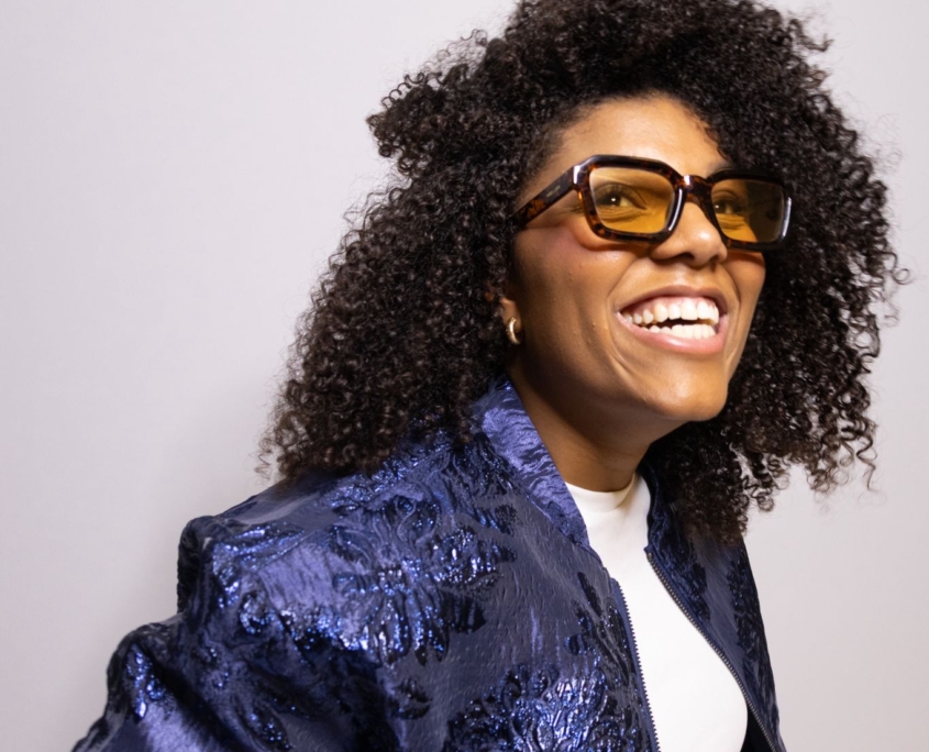 Talore pressfoto. Ta'lore is een vrouwelijke DJ en producer uit Nederland. Haar sound combineert Afrohouse, Afrobeats, African Rhythms, Kawina, DancehalL — een unieke mix van ritme en energie. taloremusic. FOLLOW my journey