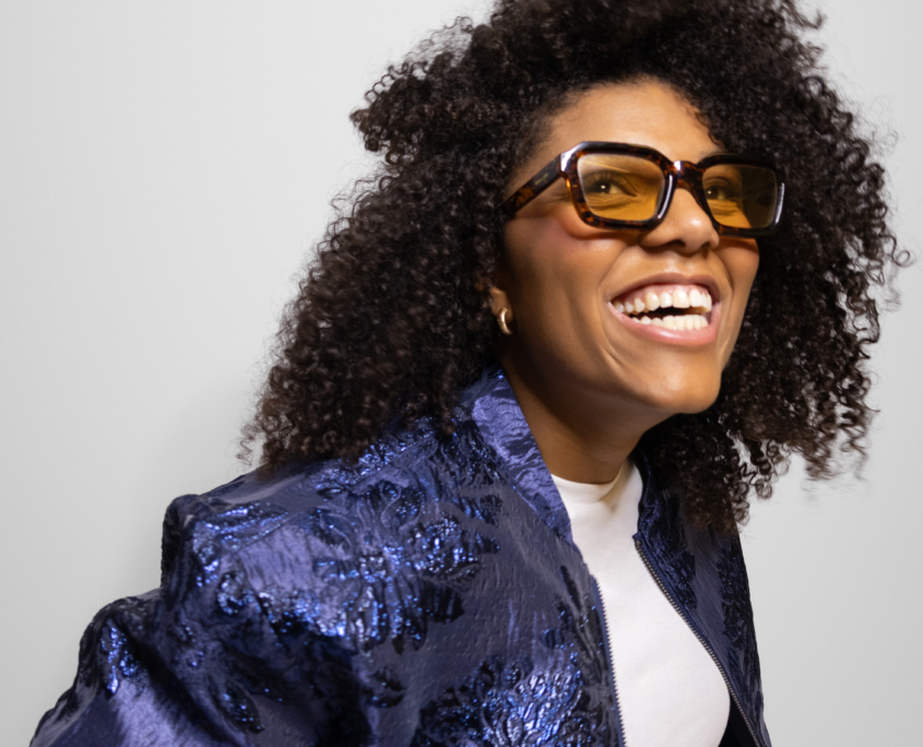 Talore pressfoto. Ta'lore is een vrouwelijke DJ en producer uit Nederland. Haar sound combineert Afrohouse, Afrobeats, African Rhythms, Kawina, DancehalL — een unieke mix van ritme en energie. taloremusic. FOLLOW my journey